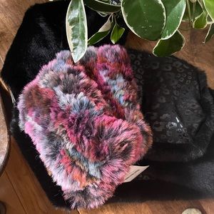 Saks Fifth luxury💕 Faux fur, leopard print Scarf and Text Gloves Set!